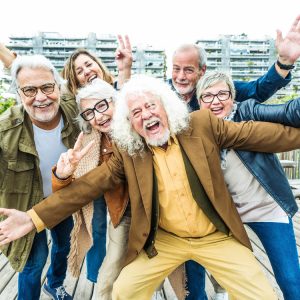 Eine Gruppe mit glücklichen, älteren Menschen - Freundschaft.